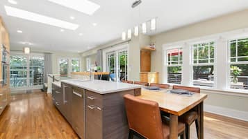 Casa, varias camas, patio, vistas al jardín (500 Maple Street) | Cocina privada | Frigorífico, microondas, horno y placa de cocina