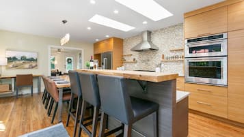 House, Multiple Beds, Patio, Garden View (500 Maple Street) | Private kitchen | Fridge, microwave, oven, stovetop