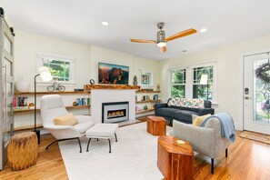 Living area - Maple Courtyard - Old Town w/ King Suite & Piano (Fort Collins)