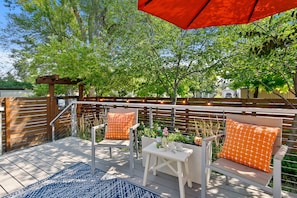 Terrace/patio - Maple Courtyard - Old Town w/ King Suite & Piano (Fort Collins)