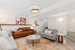 Ferienhaus, Mehrere Betten, Terrasse, Gartenblick (500 Maple Street) | Wohnbereich | 75-Zoll-Flachbildfernseher mit Digitalempfang