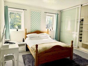 1 slaapkamer, een strijkplank/strijkijzer, gratis wifi, beddengoed