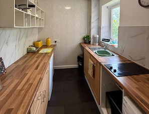 Réfrigérateur, micro-ondes, plaque de cuisson, bouilloire électrique