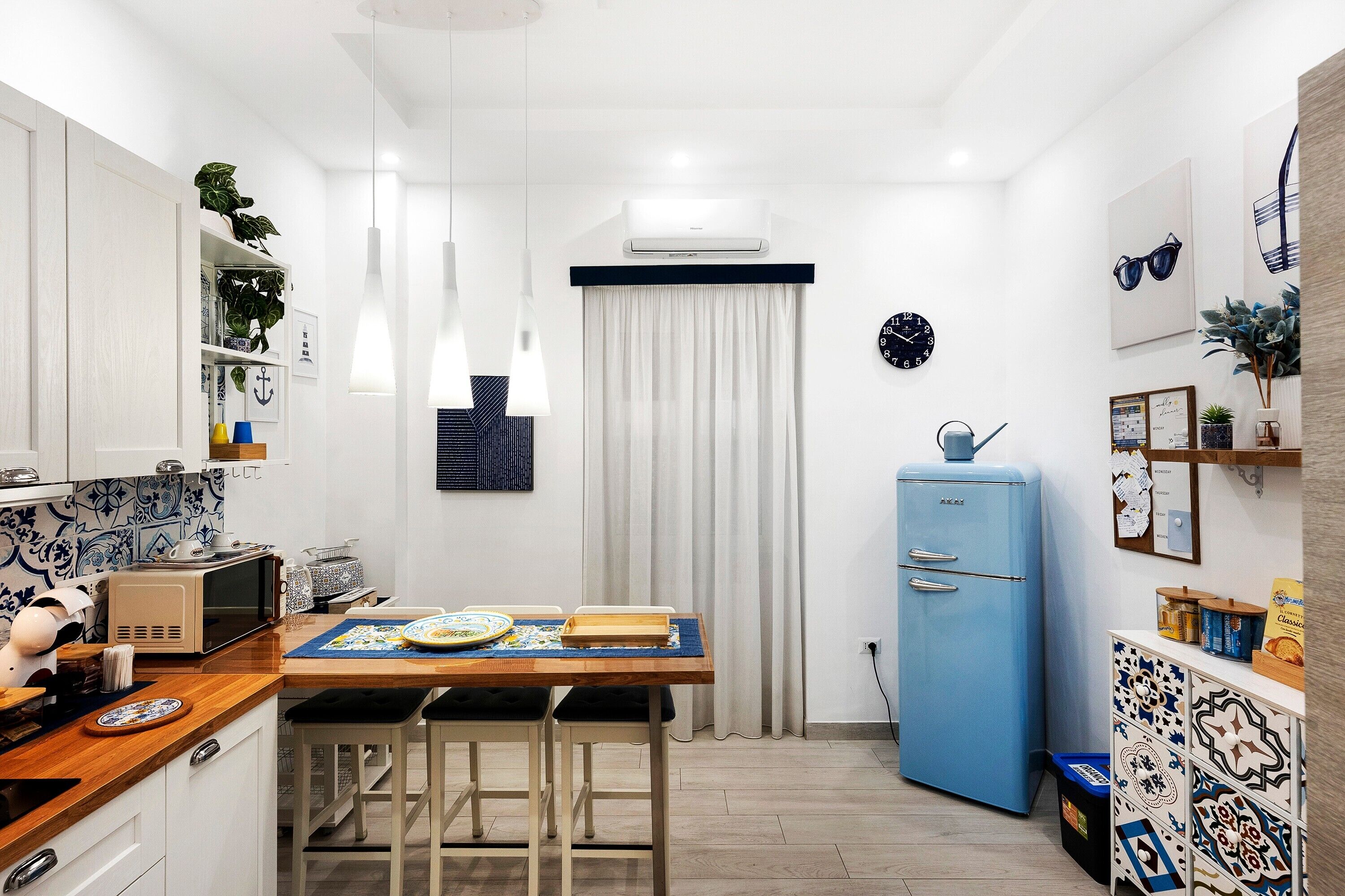 Een koelkast, een magnetron, een kookplaat