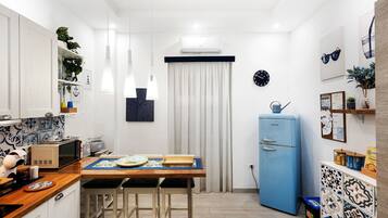 Køleskab, mikrobølgeovn, kogeplade, kaffe-/temaskine