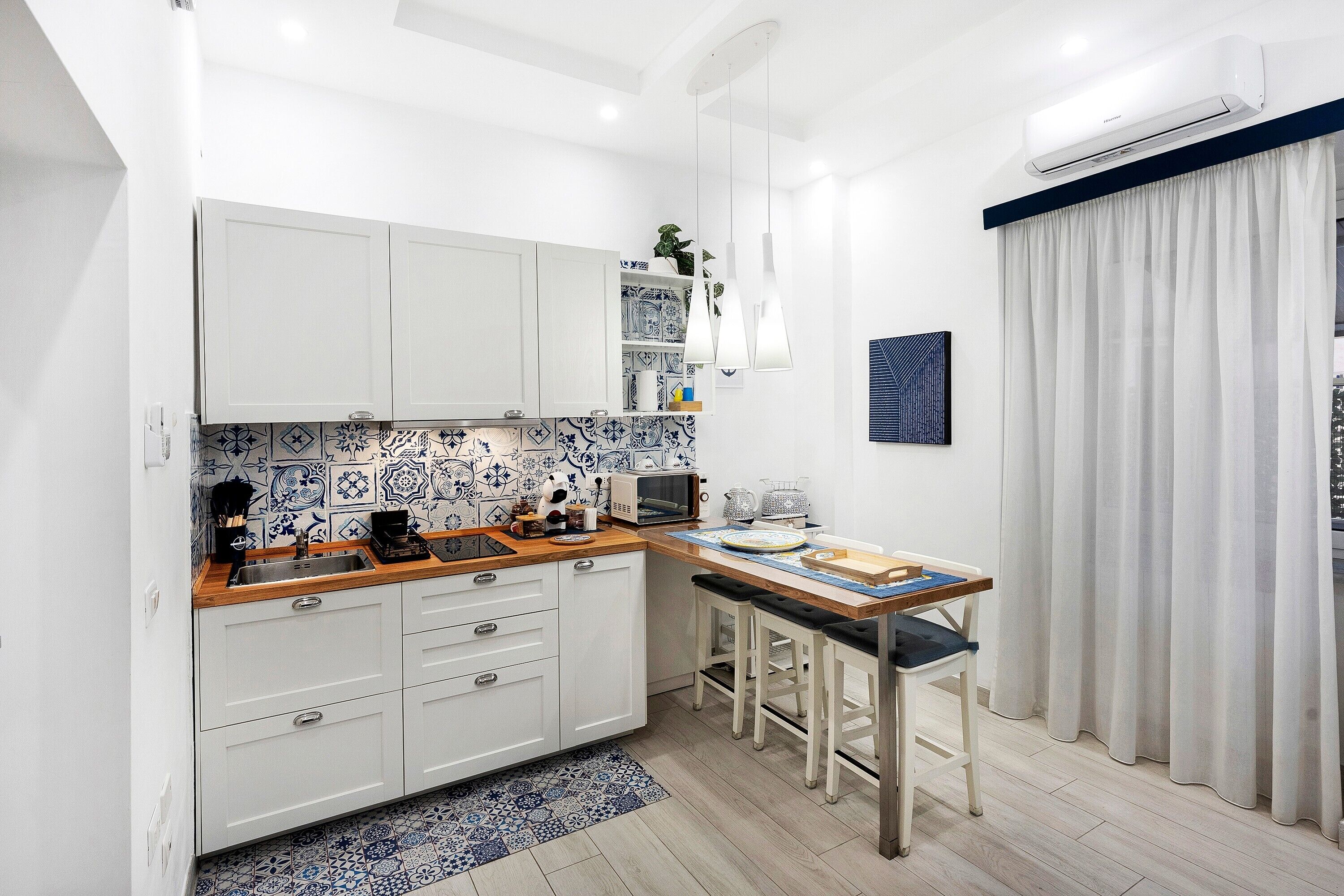 Frigorifero, microonde, piano cottura, macchina per tè/caffè