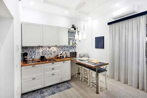 Een koelkast, een microgolfoven, een kookplaat