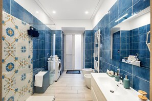 Chuveiro, secador de cabelo, toalhas de banho 