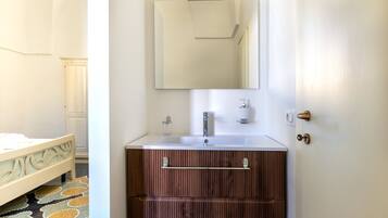 Doccia, set di cortesia gratuito, asciugacapelli, asciugamani