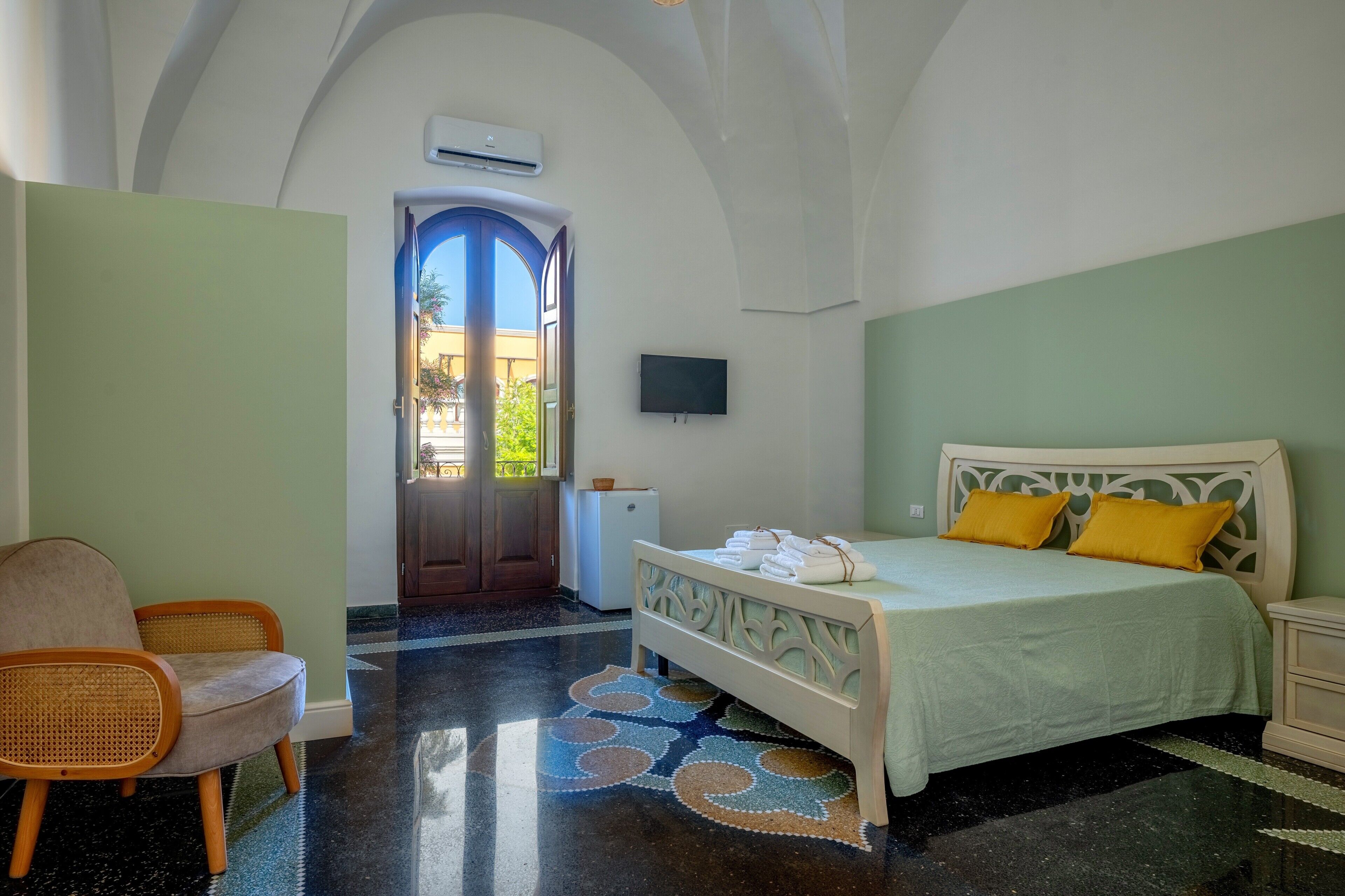 1 bedroom, desk, WiFi, bed sheets