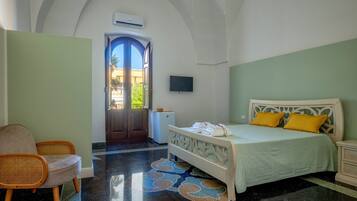 1 bedroom, desk, WiFi, bed sheets