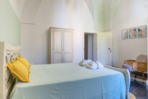 1 bedroom, desk, WiFi, bed sheets - Room 'Primo Piano - Camera 1' with Private Garden, Wi-Fi and Air Conditioning (Pulsano)