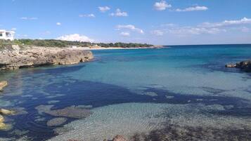 Una spiaggia nelle vicinanze
