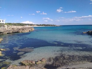 Beach nearby - Room 'Primo Piano - Camera 1' with Private Garden, Wi-Fi and Air Conditioning (Pulsano)