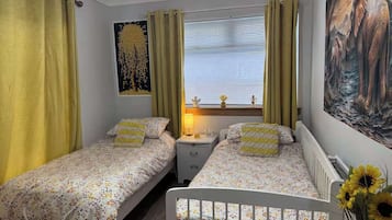 5 bedrooms, iron/ironing board, free WiFi, bed sheets