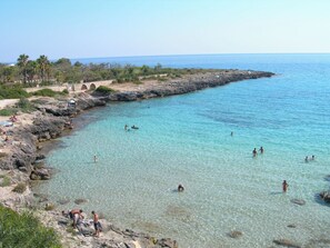 Beach nearby - Room 'Primo Piano - Camera 2' with Private Garden, Wi-Fi and Air Conditioning (Pulsano)