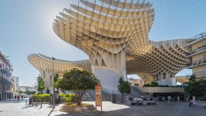Una estructura arquitectónica moderna con un diseño único y en capas.