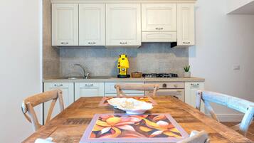 Frigorifero, forno, piano cottura, macchina per tè/caffè