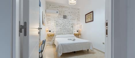 1 habitación, tabla de planchar con plancha, wifi y ropa de cama