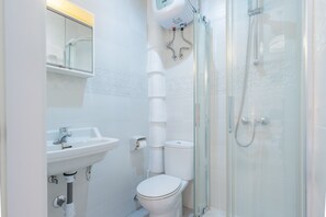 Douche, séchoir à cheveux, serviettes fournies