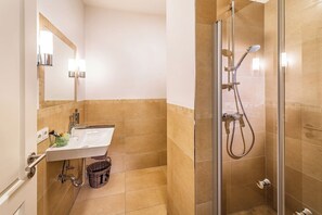 Een haardroger, handdoeken