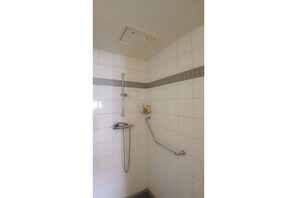 Dusche, Handtücher, Toilettenpapier