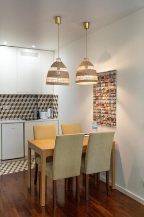 Appartement Deluxe | Cuisine privée | Réfrigérateur, vaisselle et ustensiles