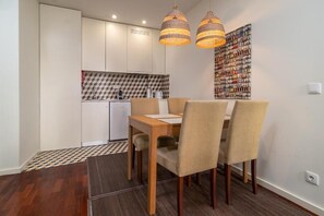 Fridge, cookware/dishes/utensils