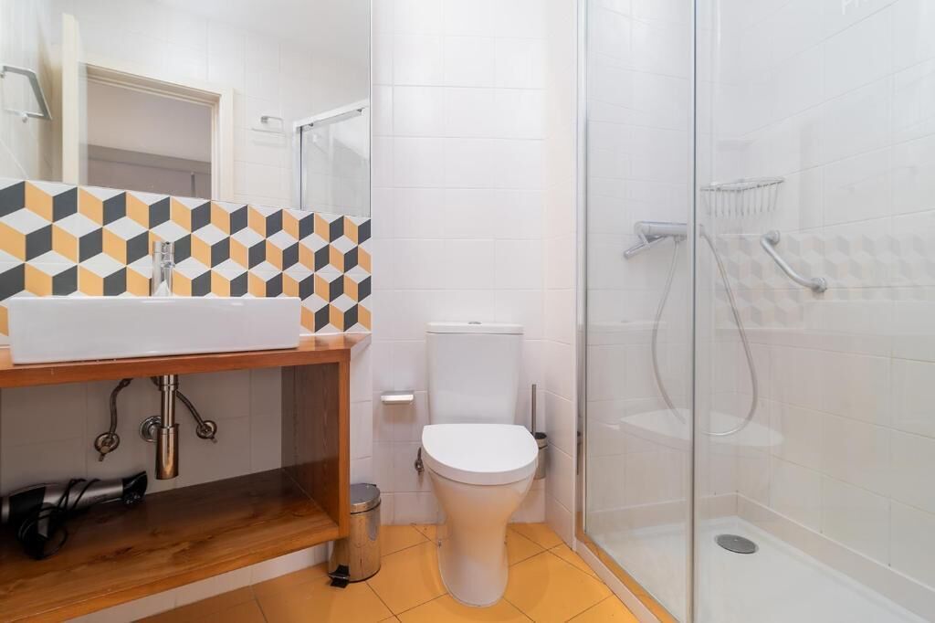 Douche, sèche-cheveux, serviettes fournies, savon