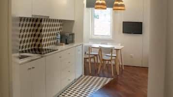 Premium Apartment | Private kitchen | Fridge, cookware/dishes/utensils