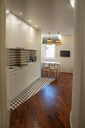 Apartament prèmium | Cuina privada | Frigorífic i utensilis de cuina, vaixella i coberteria