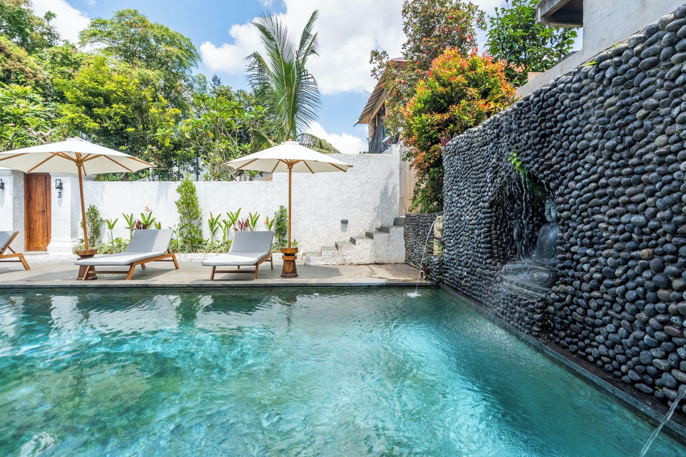 Utendørsbasseng, bassengparasoller og solsenger