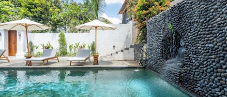 Outdoor pool, pool umbrellas, sun loungers