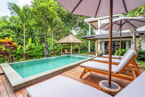 Private pool - Sacred Jungle by EVDEkimi Ubud – Modern Villas and Apartments with Kitchens, Pools, & Personalized Concierge Service (Ubud)