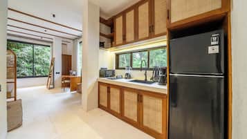 Studio, 1 King Bed, Kitchen | Minibar, laptop workspace, blackout curtains, free WiFi