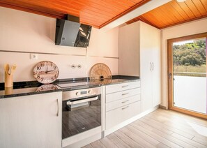 Kjøleskap, ovn, kokeplater og oppvaskmaskin