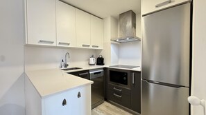 Refrigerador, microondas, lavavajillas y cafetera y tetera 
