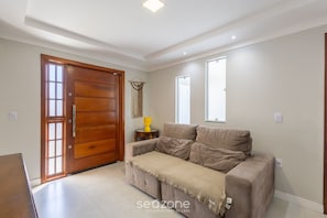 Villa | Coin séjour | TV connectée de 32 pouces avec chaînes numériques