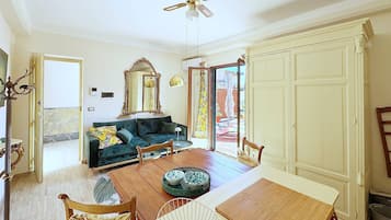 Comfort-Apartment, Meerblick | Wohnbereich | 32-Zoll-Flachbildfernseher mit Kabelempfang