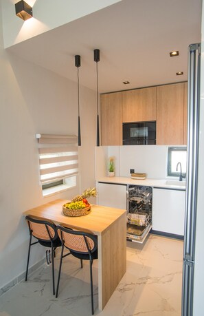 Vila superior | Cozinha privada | Geladeira, micro-ondas, fogão, lava-louças