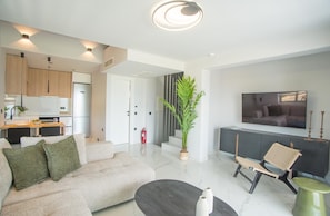 Villa Deluxe | Área de sala de estar | Televisión de pantalla plana de 43 pulgadas con canales vía satélite