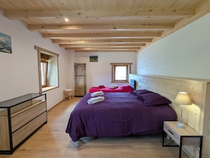 4 bedrooms, iron/ironing board, travel cot, free WiFi
