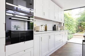 Apartment (3 Bedrooms) | Private kitchen | Microwave, dishwasher, coffee/tea maker, electric kettle