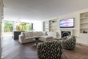 Apartment (3 Bedrooms) | 3 bedrooms, iron/ironing board, cribs/infant beds, bed sheets