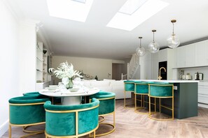 Apartment (3 Bedrooms) | Dining room