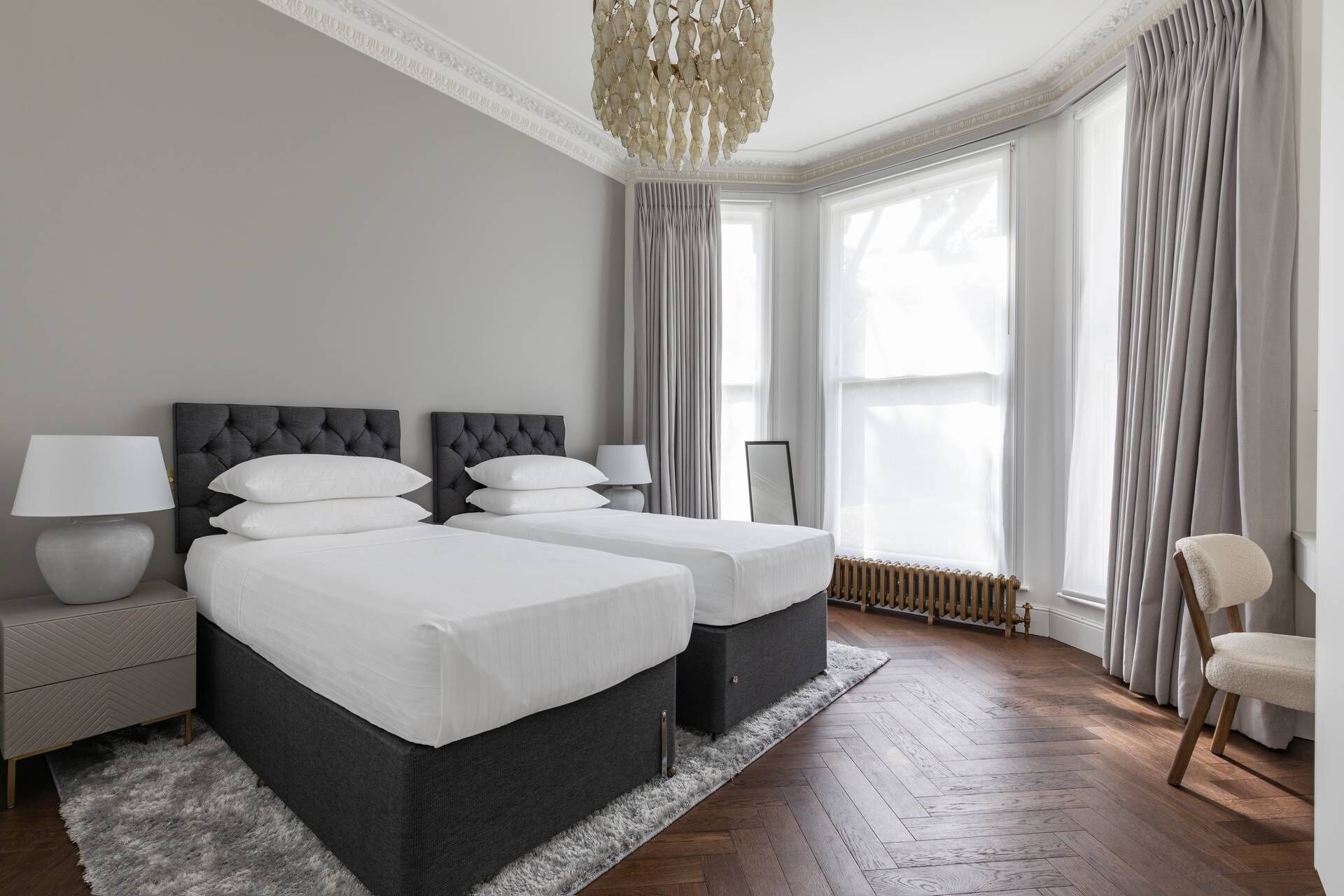 3 عدّة غرف نوم ومكواة/لوح كي وأسرّة أطفال/رضّع وملاءات أسرّة