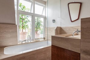 Apartment (2 Bedrooms) | Badezimmer