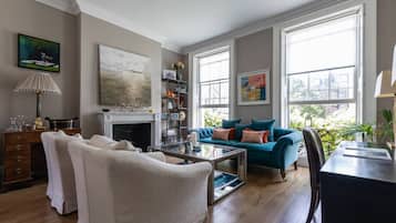 Apartment (3 Bedrooms) | Living area | TV