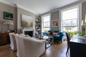 Apartment (3 Bedrooms) | Living area | TV