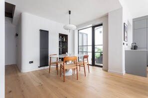 Apartamento (2 Bedrooms) | Sala de jantar